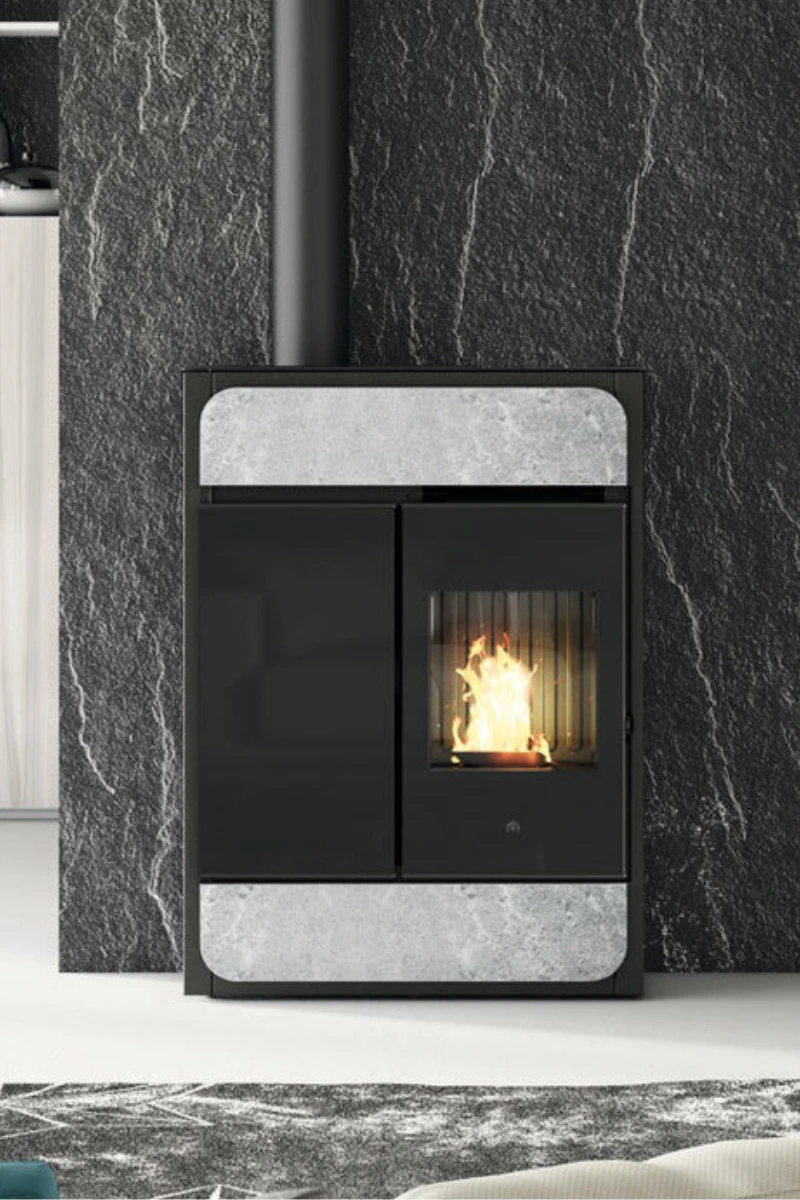 nstallation d'un Poêle à granulés à Saint-Genis-Laval avec thermostat connecté et design contemporain par ChaleurFeu.